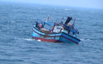 Tàu cá hỏng máy thả trôi trên biển, 9 ngư dân cầu cứu