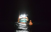 Cứu 13 ngư dân trên các tàu cá bị chìm tại vùng biển Trường Sa
