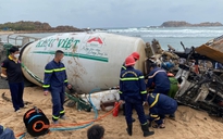 Bình Định: Xe trộn bê tông lao xuống biển, 1 người chết, 2 người bị thương