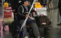 Ngô Kinh bất ngờ phải ngồi xe lăn tại sân bay