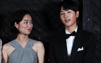 Song Joong Ki thân thiết với 'bạn gái tin đồn' Jeon Yeo Bin tại Rồng Xanh 2021