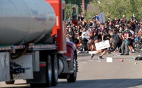 Xe bồn chở dầu lao vào đoàn biểu tình ở Minneapolis