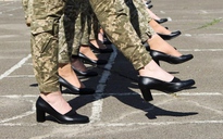 Ý tưởng lạ của quân đội Ukraine: nữ binh sĩ mang giày cao gót đi duyệt binh