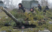 Xem lính Ukraine triển khai pháo, rải mìn chống tăng gần Crimea