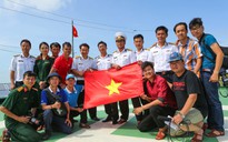 Cờ Tổ quốc với đủ chữ ký đội tuyển Việt Nam tung bay ở nhà giàn DK1