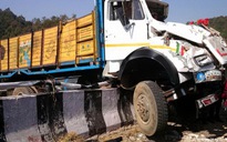 Xe buýt lao xuống hẻm núi ở Ấn Độ, 44 người tử nạn