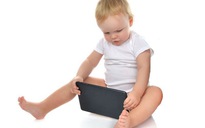 Dùng smartphone, máy tính bảng có thể khiến trẻ chậm nói