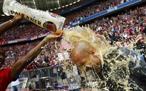 Chùm ảnh Bayern Munich 'tắm bia' trên sân Allianz Arena