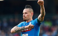 Maradona chúc mừng Hamsik phá kỷ lục ghi bàn của chính mình cho Napoli