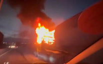 Xe bồn cháy dữ dội trên cầu Phú Mỹ