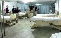 Quá tải vì Covid-19, bệnh viện Mỹ dùng nhà giữ xe đặt giường cho bệnh nhân