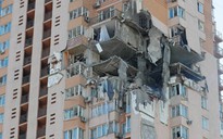 Một chung cư ở Kiev bị trúng tên lửa