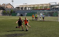 Cầu thủ nhí Ukraine trở lại chơi bóng trong sân từng tan hoang vì đạn bom