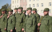 Nhiều tâm tư, lính dự bị Nga tạm biệt người thân lên đường nhập ngũ