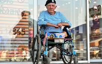 Chuyện cựu binh già mất 2 chân ngồi xe lăn miệt mài quyên góp tiền cho quân đội Ukraine