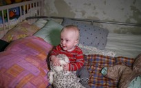 Gặp bé Ukraine suốt 6 tháng đầu đời ở trong hầm trú bom Kharkiv