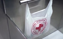 Bất ngờ với thứ chứa trong 'túi sinh tồn' người dân Kyiv đặt trong thang máy