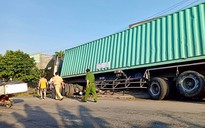 Xe container chở hóa chất mất lái đâm vào nhà dân