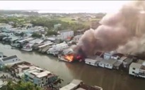 Tàu cá trên kênh giữa thành phố bất ngờ bốc cháy dữ dội, cháy lan khu phố