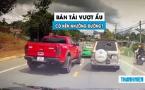 Tranh cãi ô tô bán tải vượt ẩu, bị nhiều xe ‘ép’ không cho nhập làn