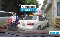 Dân mạng bức xúc tài xế ô tô bon chen, ‘cướp đường’ xe khác trên phố
