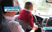 Phẫn nộ tài xế để em bé ôm vô lăng ô tô, suýt gây tai nạn