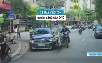 ‘Hú hồn’ xe máy chở tôn đi nghênh ngang trên phố, ‘chém’ văng cản ô tô