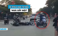 2 thanh niên lái xe máy 'té sấp mặt' vì bị 'ninja Lead' tạt đầu trên phố