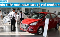 ‘Trót dại’ mua ô tô, khách Việt ‘đứng ngồi’ chờ giảm 50% phí trước bạ