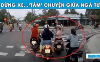 ‘Hội chị em’ vô tư dừng xe máy ,tám’ chuyện tại ngã tư đường