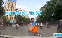 Bị ô tô thúc còi, người đàn ông phun nước bọt ‘trả đũa’