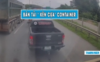 Dân mạng bức xúc ô tô bán tải và container chèn ép, giành đường nhau