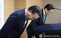 Hai Bộ trưởng Hàn Quốc cúi đầu xin lỗi vì loạt bê bối chấn động showbiz