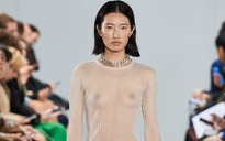 Người mẫu để ngực trần diễn bộ sưu tập của NTK gốc Việt tại Paris Fashion Week