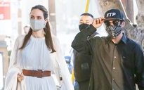 Angelina Jolie và con trai Pax Thiên đeo khẩu trang dạo phố
