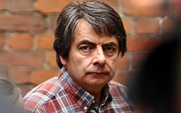 ‘Mr. Bean’ Rowan Atkinson lộ diện mạo khác lạ trên trường quay phim mới