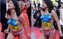 Người phụ nữ cởi trần gây náo loạn thảm đỏ Cannes
