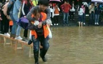 Sinh viên Trung Quốc bắt nữ lao công cõng qua nước ngập