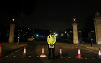 Tấn công cảnh sát bằng dao bên ngoài Điện Buckingham