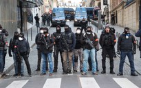 Cận cảnh cảnh sát Pháp vũ trang tận răng trước biểu tình lớn ở Paris