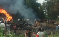 Xe bồn chở xăng phát nổ, 50 người chết ở Nigeria