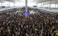 Kìm nước mắt, đặc khu trưởng kêu gọi người biểu tình đừng đẩy Hồng Kông ‘xuống vực thẳm’