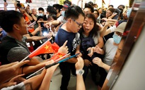 Hai phe biểu tình ở Hồng Kông đụng độ, cảnh sát vào cuộc