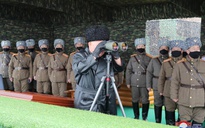 Nhà lãnh đạo Kim Jong-un không đeo khẩu trang đi giám sát tập trận