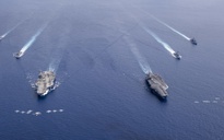 Hai nhóm tác chiến tàu sân bay Mỹ cùng chiến đấu cơ dàn trận ở Biển Đông