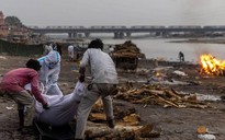 Ấn Độ giăng lưới sông Hằng vớt thi thể nghi của bệnh nhân Covid-19