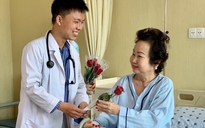 Ngày 8.3: Bệnh nhân nữ bất ngờ được nhận hoa từ bác sĩ tặng