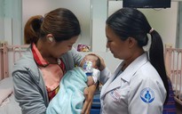 Huy động bác sĩ sản - nhi 2 bệnh viện để cứu em bé 2 ngày tuổi