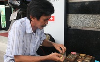 Người giữ những nghề 'xưa cũ' Sài Gòn: Sửa hộp quẹt trăm tuổi, cả chục triệu