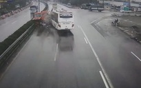 Xe khách va chạm nảy lửa với xe cứu hỏa trên cao tốc